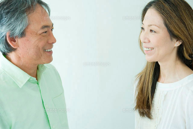 見つめあう40代女性と60代男性 10161001618 の写真素材 イラスト素材 アマナイメージズ