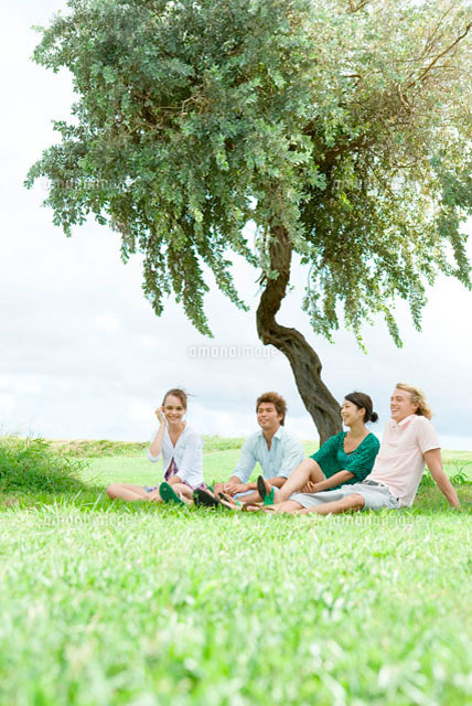 野原に座る若者たち の写真素材 イラスト素材 アマナイメージズ