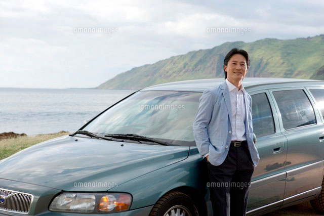 車の横に立つ30代男性 の写真素材 イラスト素材 アマナイメージズ