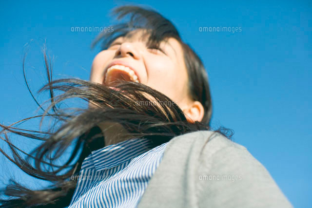 大声で笑う10代女性 の写真素材 イラスト素材 アマナイメージズ