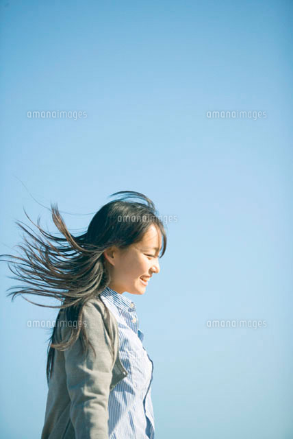 笑顔で歩く10代女性の横顔[10161002034]の写真・イラスト素材｜アマナ