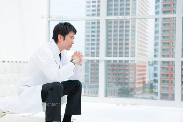 考え事をする白衣の40代男性 の写真素材 イラスト素材 アマナイメージズ