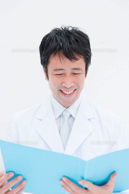 資料を読む白衣の40代男性 の写真素材 イラスト素材 アマナイメージズ