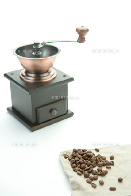 コーヒー豆とコーヒーミル の写真素材 イラスト素材 アマナイメージズ