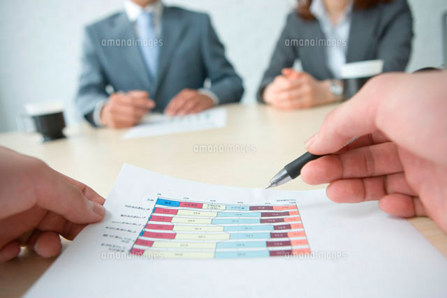 会議の資料に書き込む手元 の写真素材 イラスト素材 アマナイメージズ 会議の資料に書き込む手元 の写真素材 イラスト素材 アマナイメージズ