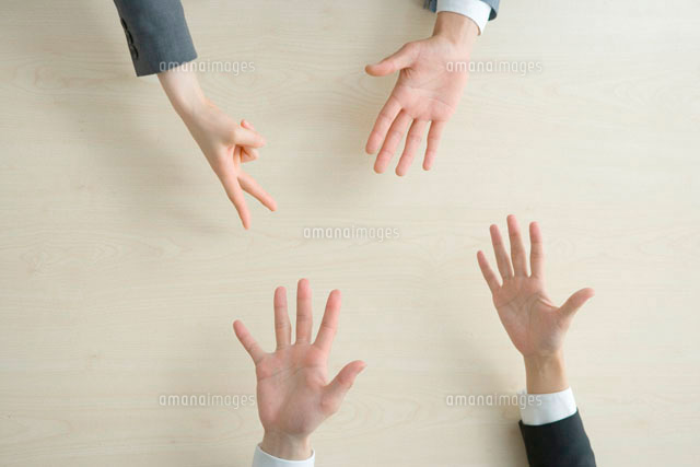 じゃんけんをする4人の手 の写真素材 イラスト素材 アマナイメージズ