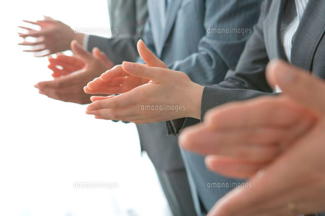 拍手をするビジネスマンの手元 の写真素材 イラスト素材 アマナイメージズ