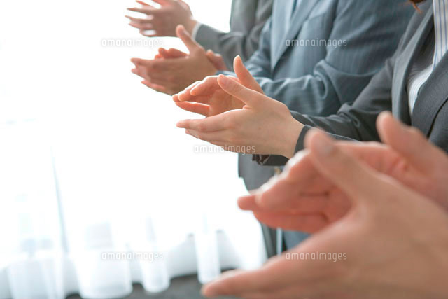 拍手をするビジネスマンの手元 の写真素材 イラスト素材 アマナイメージズ