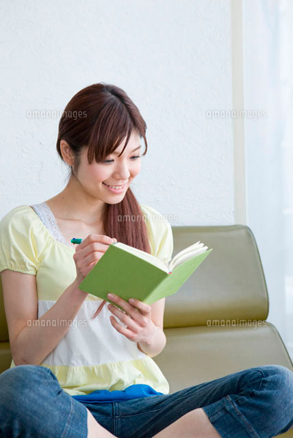 日記を書く代女性 の写真素材 イラスト素材 アマナイメージズ