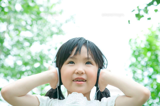 ヘッドフォンで音楽を聞く5歳の女の子 の写真素材 イラスト素材 アマナイメージズ