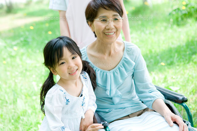 孫と寄り添う60代女性