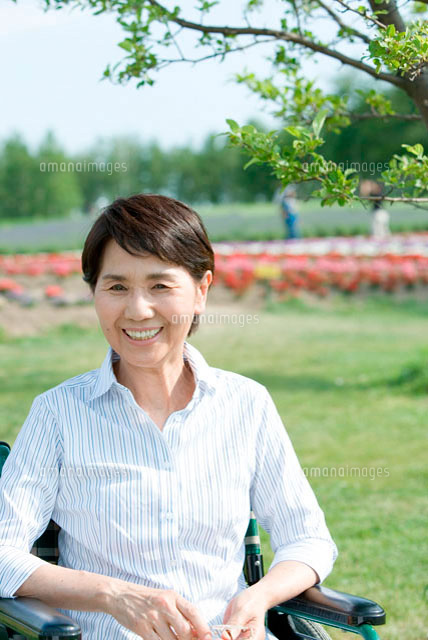 散歩をする車いすの60代女性 10161004116 の写真素材 イラスト素材 アマナイメージズ