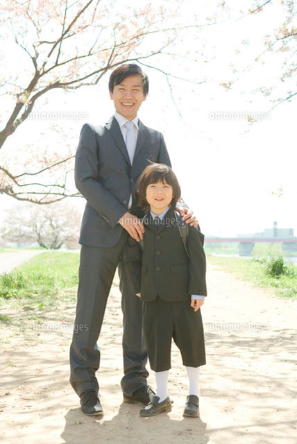 小学校入学式の父と息子 の写真素材 イラスト素材 アマナイメージズ