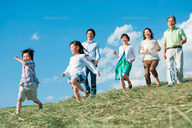 丘を歩く三世代家族 の写真素材 イラスト素材 アマナイメージズ