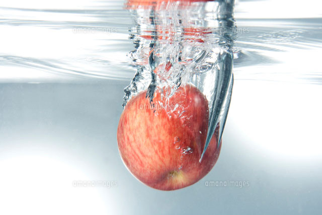 水中に落ちるリンゴ の写真素材 イラスト素材 アマナイメージズ