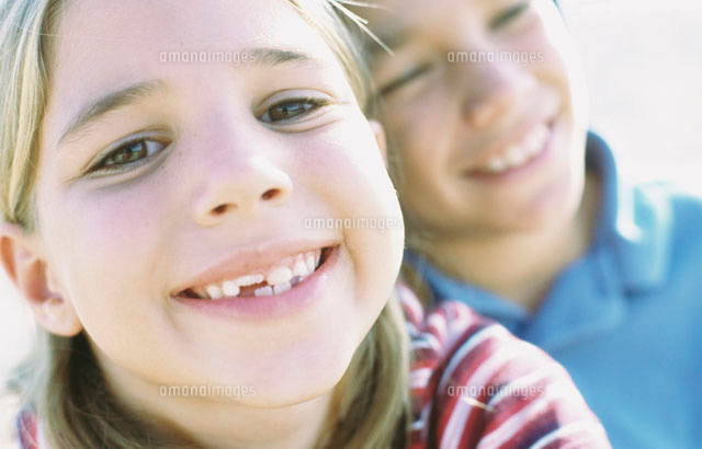 外国人の女の子と男の子のアップ の写真素材 イラスト素材 アマナイメージズ