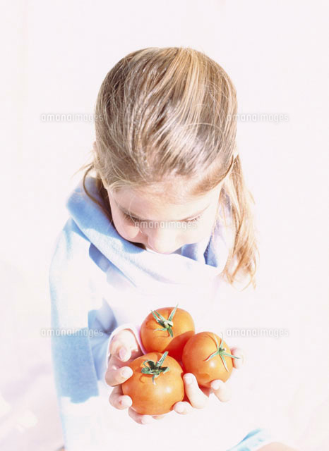 トマトを持つ外国人の女の子 の写真素材 イラスト素材 アマナイメージズ