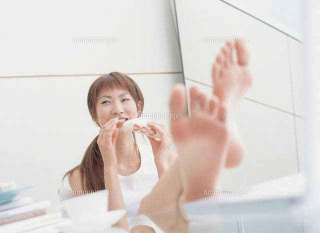 イチゴサンドケーキを食べる日本人女性 の写真素材 イラスト素材 アマナイメージズ