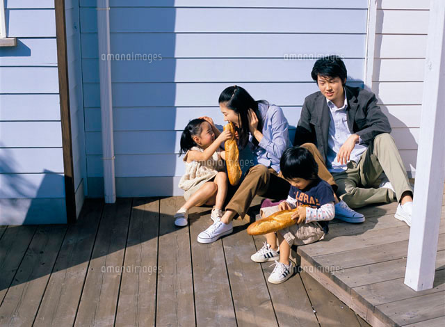 ウッドデッキに座る日本人4人家族 の写真素材 イラスト素材 アマナイメージズ