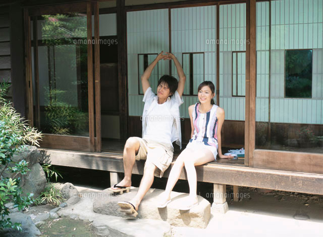 縁側に座りリラックスする日本人カップル[10161006961]の写真・イラスト素材｜アマナイメージズ