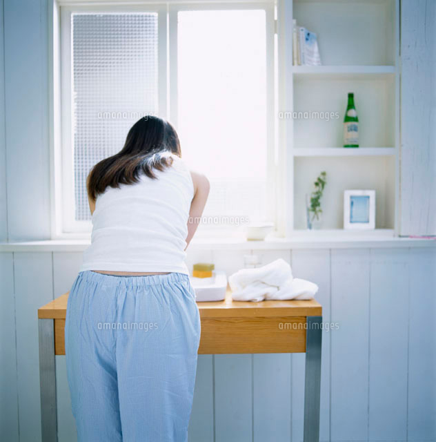 顔を洗う日本人女性の後姿 の写真素材 イラスト素材 アマナイメージズ