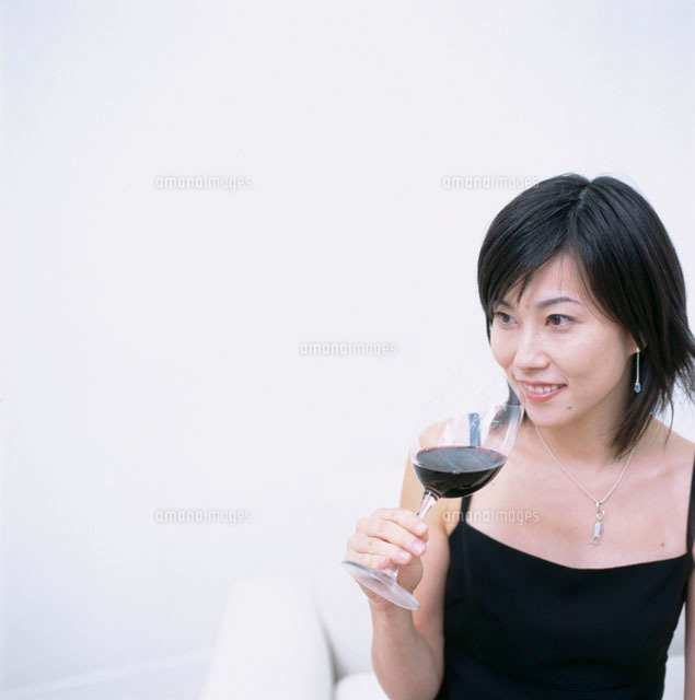 ワイングラスを持つ日本人女性 の写真素材 イラスト素材 アマナイメージズ