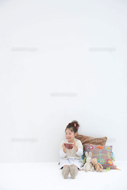 カフェオレを飲む5歳の女の子 の写真素材 イラスト素材 アマナイメージズ