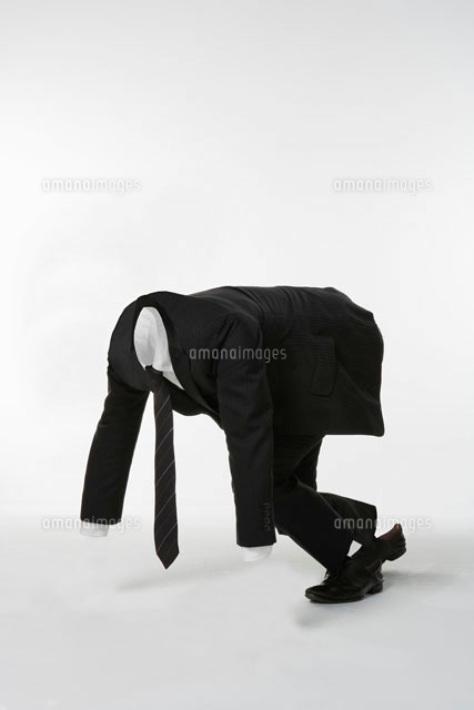 走り出す透明人間のビジネスマン の写真素材 イラスト素材 アマナイメージズ