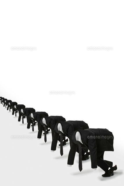 走り出す複数の透明人間のビジネスマン の写真素材 イラスト素材 アマナイメージズ