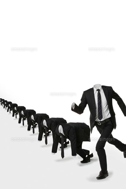 一斉に走り出す複数の透明人間のビジネスマン の写真素材 イラスト素材 アマナイメージズ