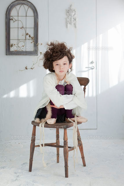 椅子の上にしゃがむ女の子 の写真素材 イラスト素材 アマナイメージズ