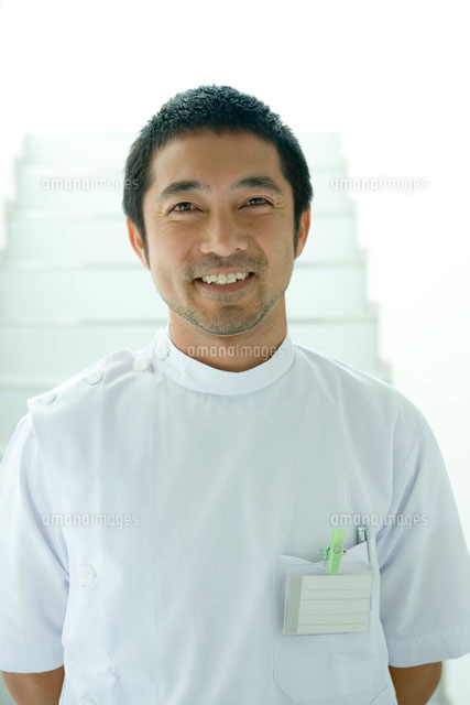 笑顔の男性看護師 の写真素材 イラスト素材 アマナイメージズ