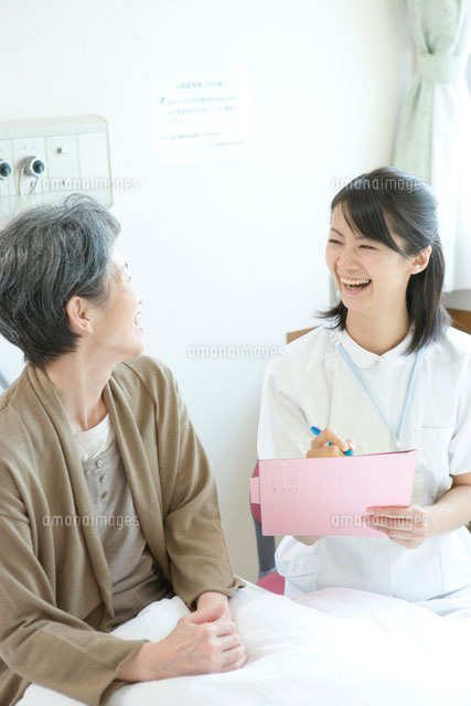 年配患者と話す笑顔の看護師 の写真素材 イラスト素材 アマナイメージズ