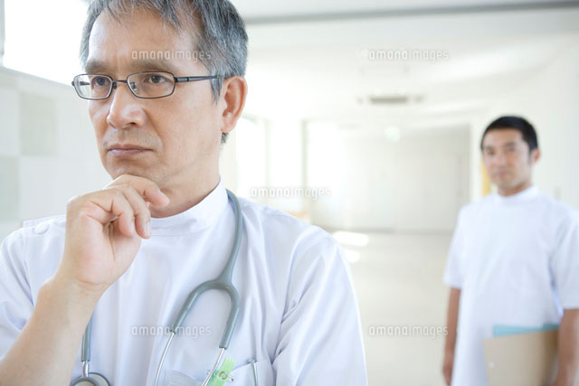 顎に手をやる医師のポートレート の写真素材 イラスト素材 アマナイメージズ