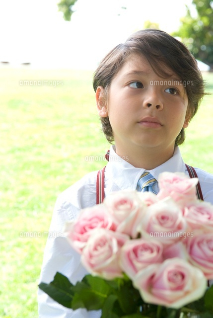 花束を持った8歳の男の子 の写真素材 イラスト素材 アマナイメージズ