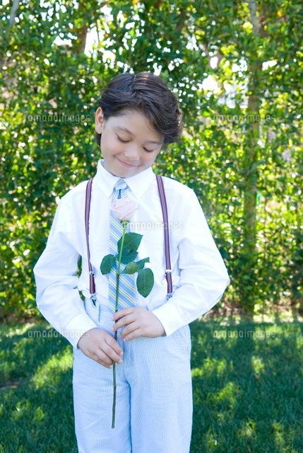 バラの花を持った8歳の男の子 の写真素材 イラスト素材 アマナイメージズ