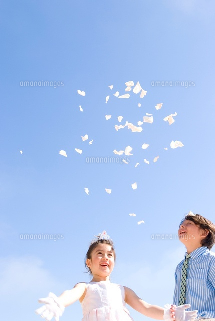 紙吹雪を見上げる男の子と女の子 の写真素材 イラスト素材 アマナイメージズ