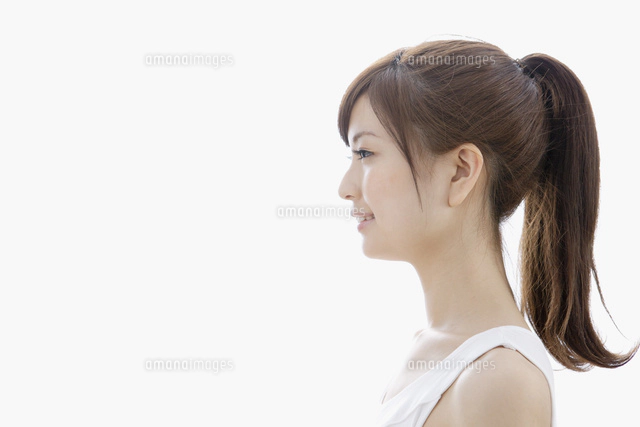 ルームウェア姿でストレッチをする女性 の写真素材 イラスト素材 アマナイメージズ