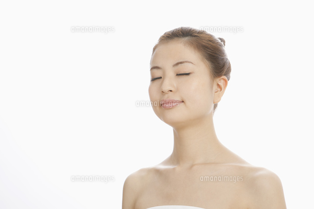 前髪を上げておでこの見える女性 の写真素材 イラスト素材 アマナイメージズ