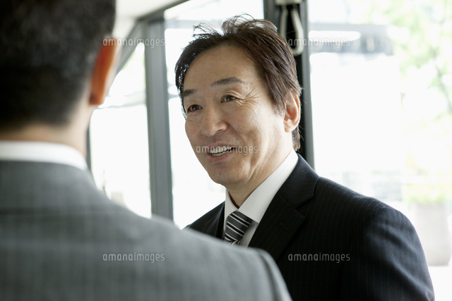 打ち合わせ中の50代男性と30代男性 の写真素材 イラスト素材 アマナイメージズ