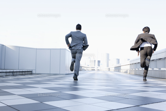 走る30代男性ビジネスマン の写真素材 イラスト素材 アマナイメージズ 走る30代男性ビジネスマン の写真素材 イラスト素材 アマナイメージズ
