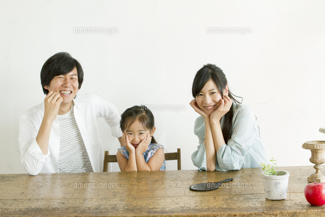 幸せそうな若夫婦と娘 の写真素材 イラスト素材 アマナイメージズ 幸せそうな若夫婦と娘 の写真素材 イラスト素材 アマナイメージズ