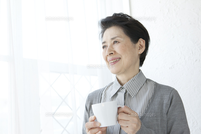 コーヒーカップを持つ笑顔の60代女性 10161011715 の写真素材 イラスト素材 アマナイメージズ