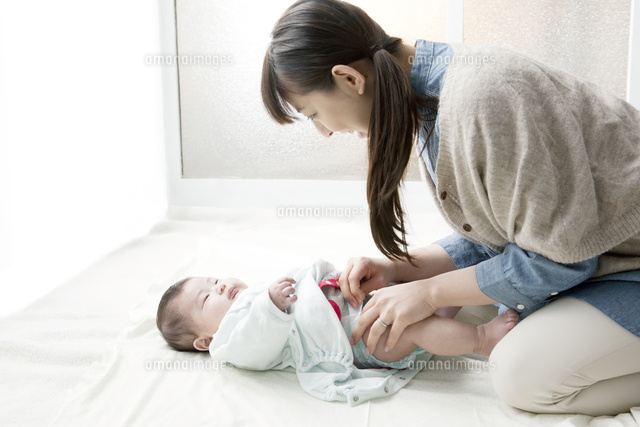 オムツを替える母親と赤ちゃん の写真素材 イラスト素材 アマナイメージズ