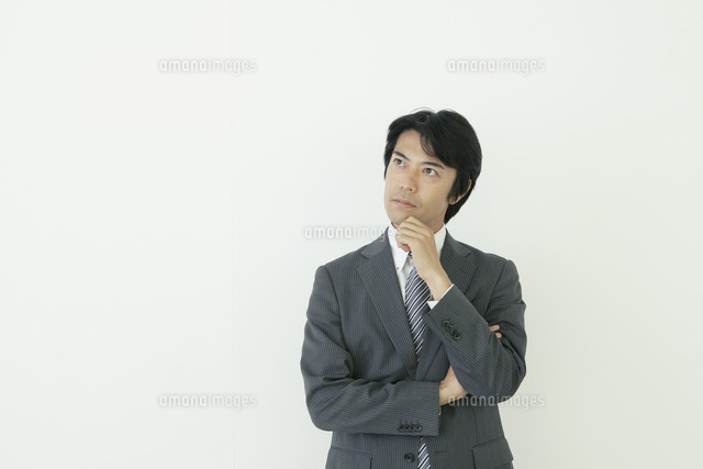 腕組みをして考える40代ビジネスマン の写真素材 イラスト素材 アマナイメージズ