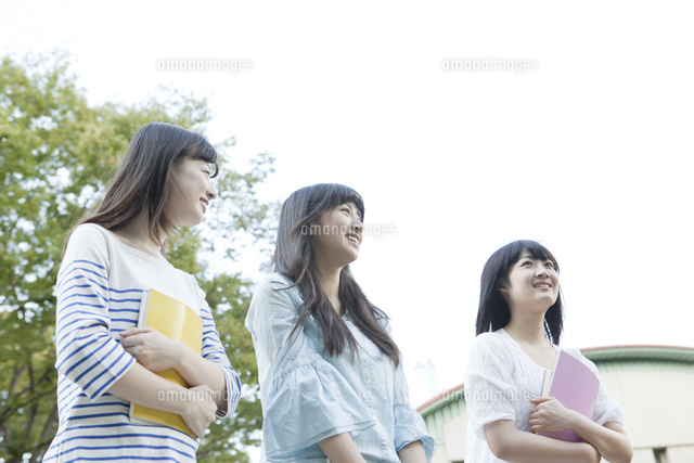 ローアングル女学生3人 の写真素材 イラスト素材 アマナイメージズ ローアングル女学生3人 の写真素材 イラスト素材 アマナイメージズ
