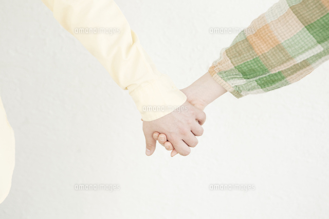 手をつなぐ代カップルの手 の写真素材 イラスト素材 アマナイメージズ