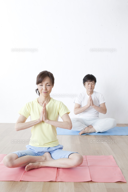 ヨガをするシニア世代の男女 の写真素材 イラスト素材 アマナイメージズ