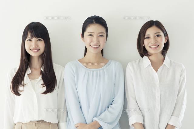 仲良く並んで微笑む代女性3人 の写真素材 イラスト素材 アマナイメージズ