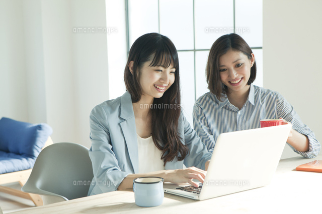 パソコンを使う代女性2人 の写真素材 イラスト素材 アマナイメージズ